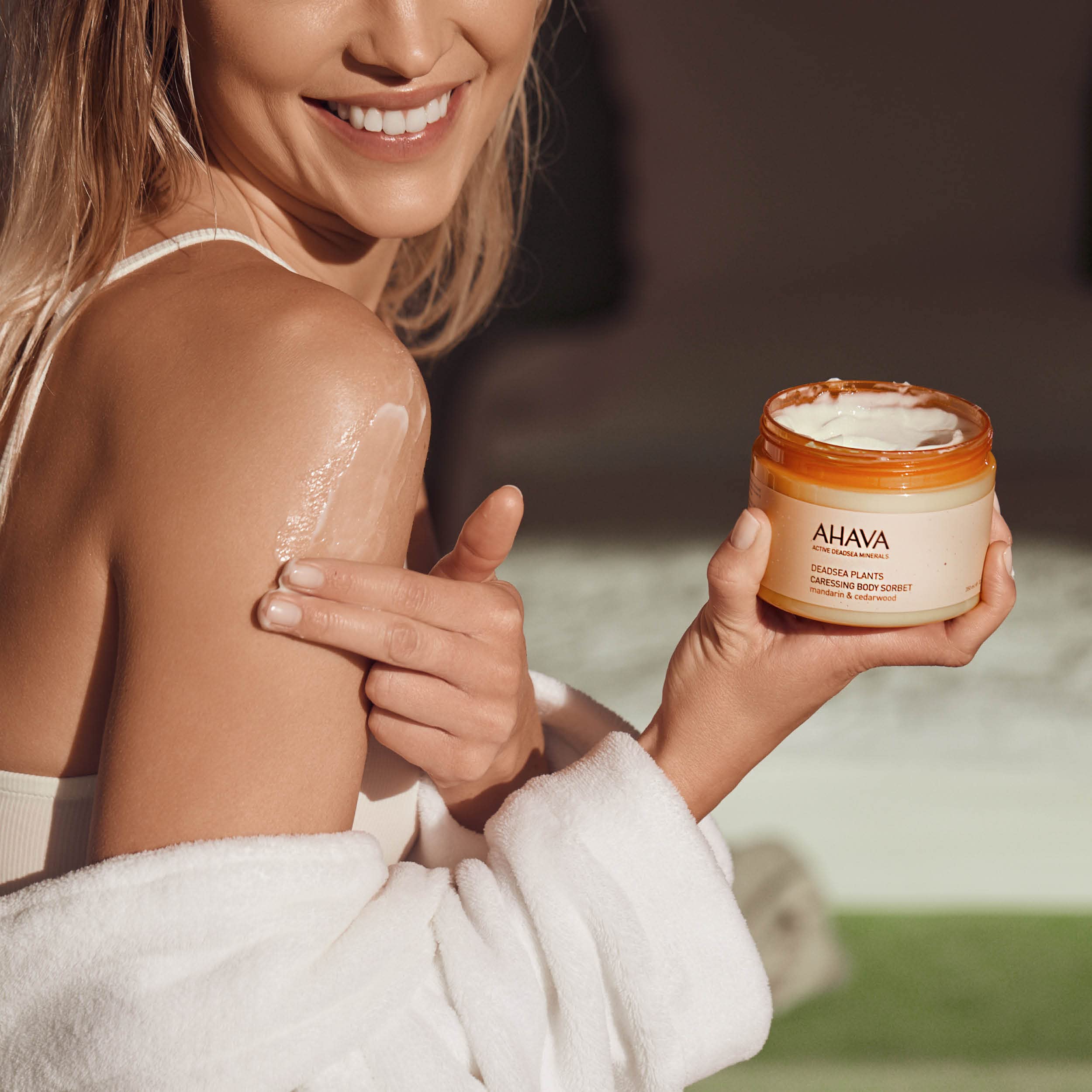 ahava-verw-hnendes-k-rper-sorbet-feuchtigkeitscreme-350-ml-mandarine-zedernholz image 7